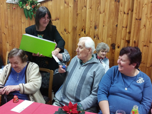 rozdávání dárku a přání seniorům